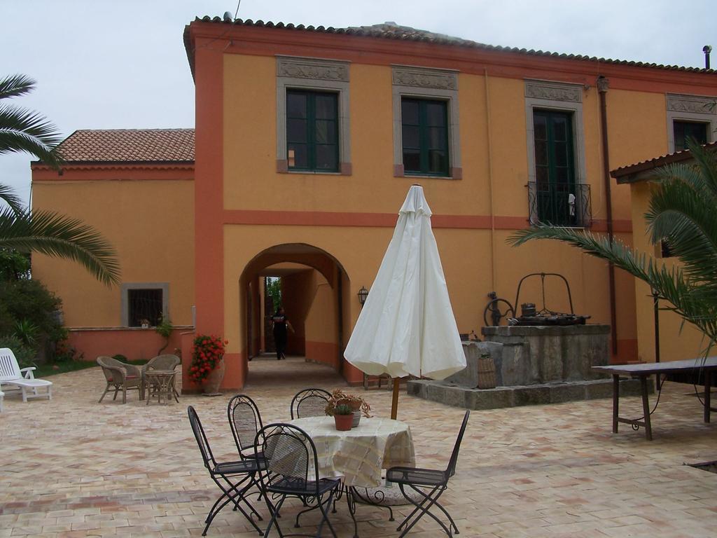 Casale Romano Resort E Relais Motta Camastra Exterior foto